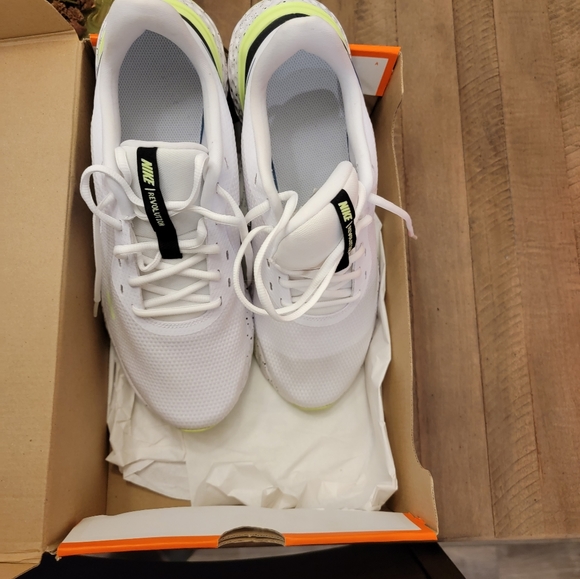 2 pairs of never worn Nike Revolution 5 - Picture 1 of 4
